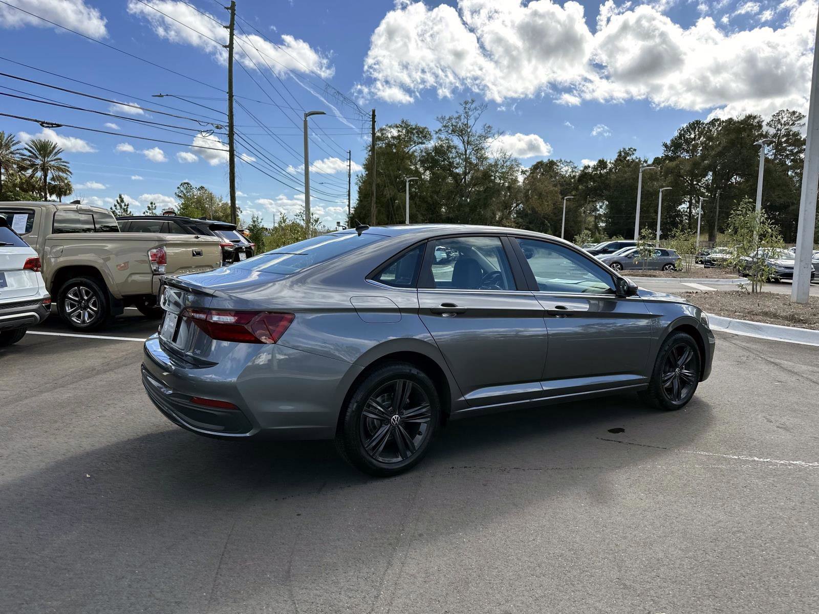 Used 2023 Volkswagen Jetta SE w/ Panoramic Sunroof Package image 5