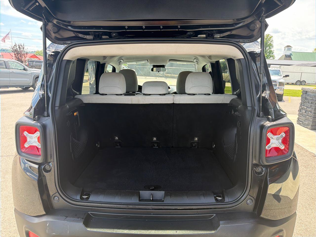 Used 2018 Jeep Renegade Latitude w/ Safety & Security Group AWD/4WD image 17