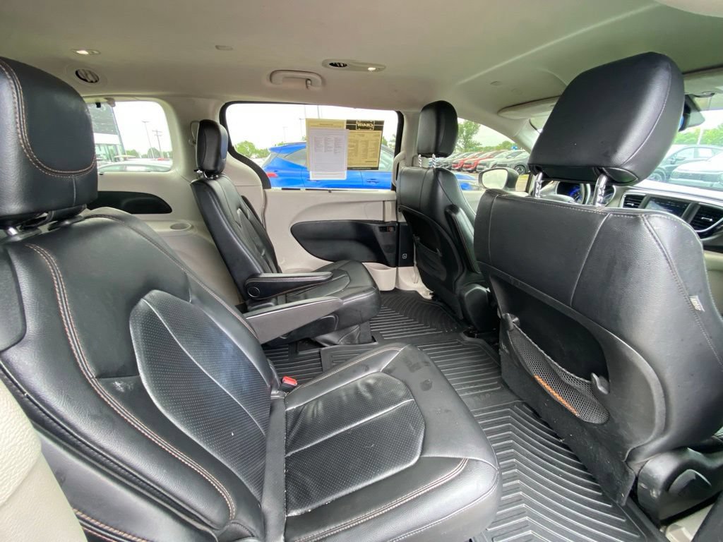 Used 2020 Chrysler Pacifica Touring-L FWD image 34