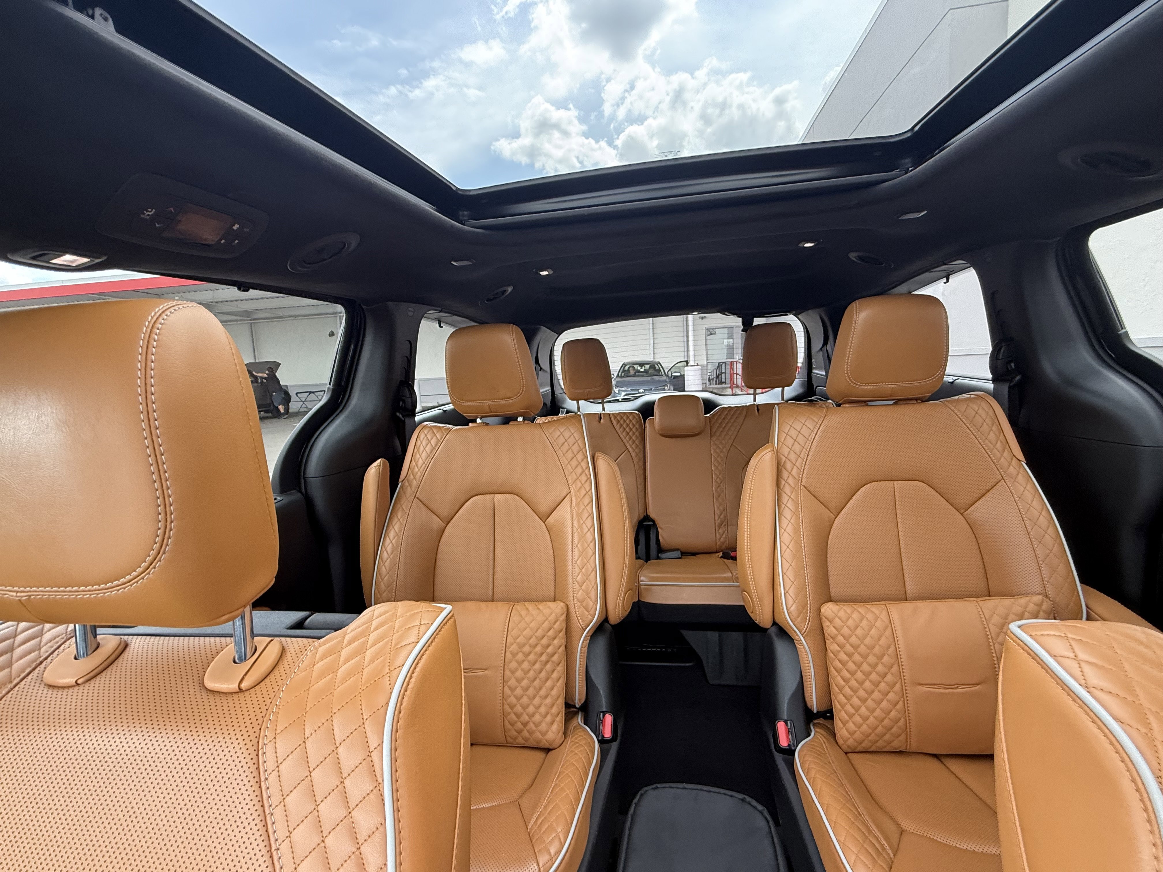 Used 2023 Chrysler Pacifica Pinnacle image 9