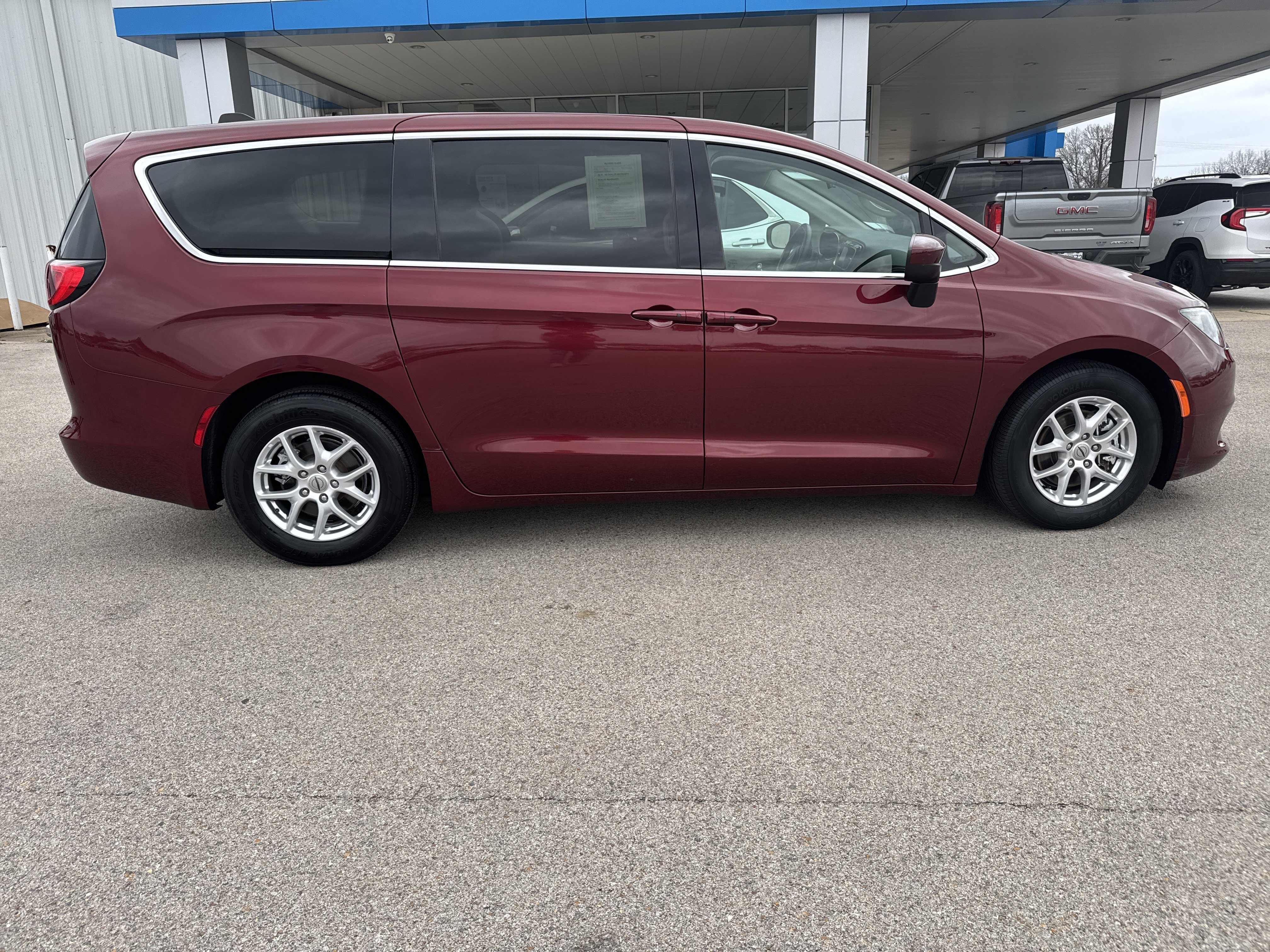 Used 2022 Chrysler Voyager LX FWD image 5