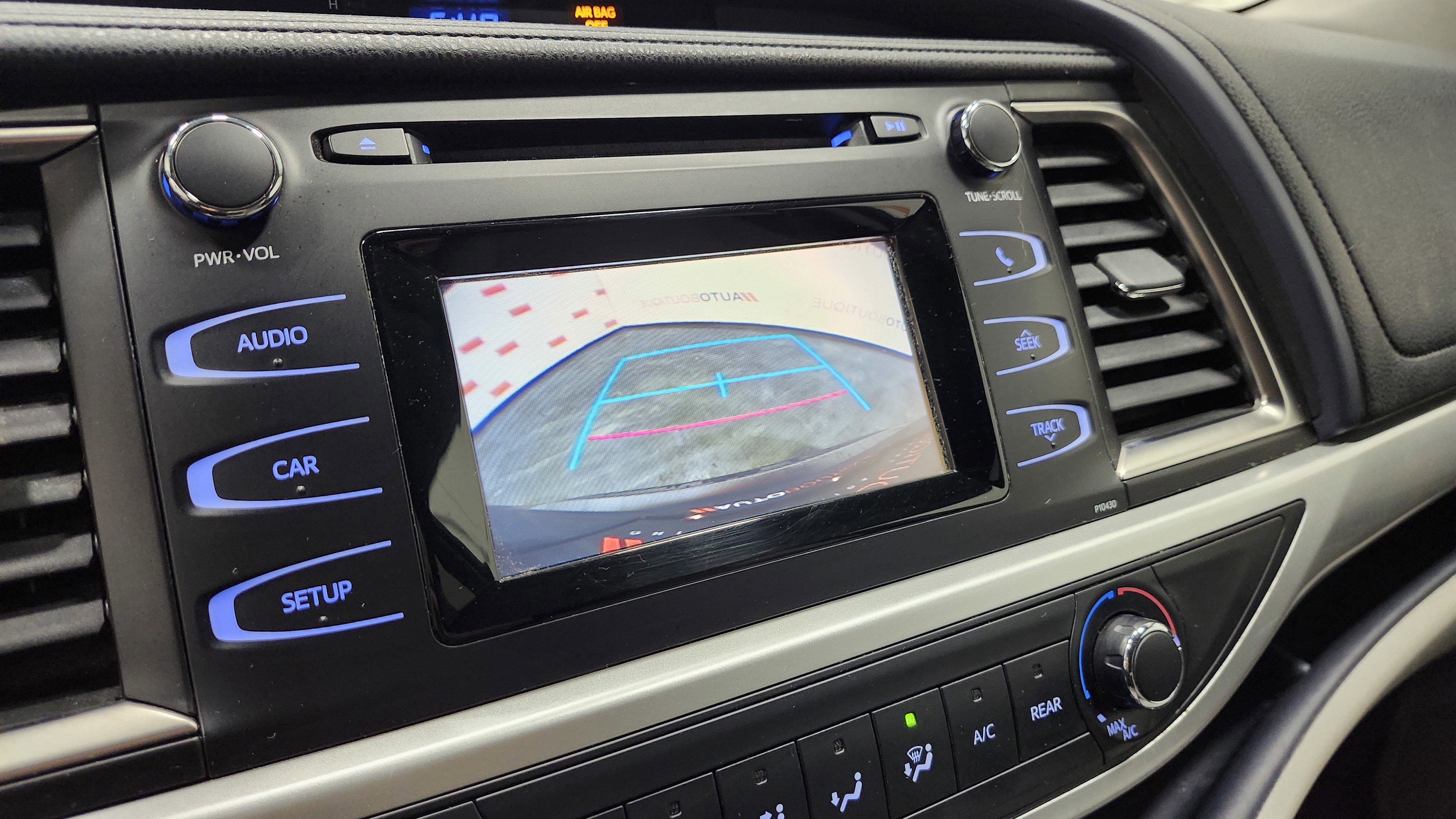 Used 2015 Toyota Highlander LE image 2