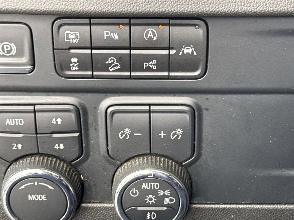 Used 2025 Chevrolet Suburban Z71 image 16