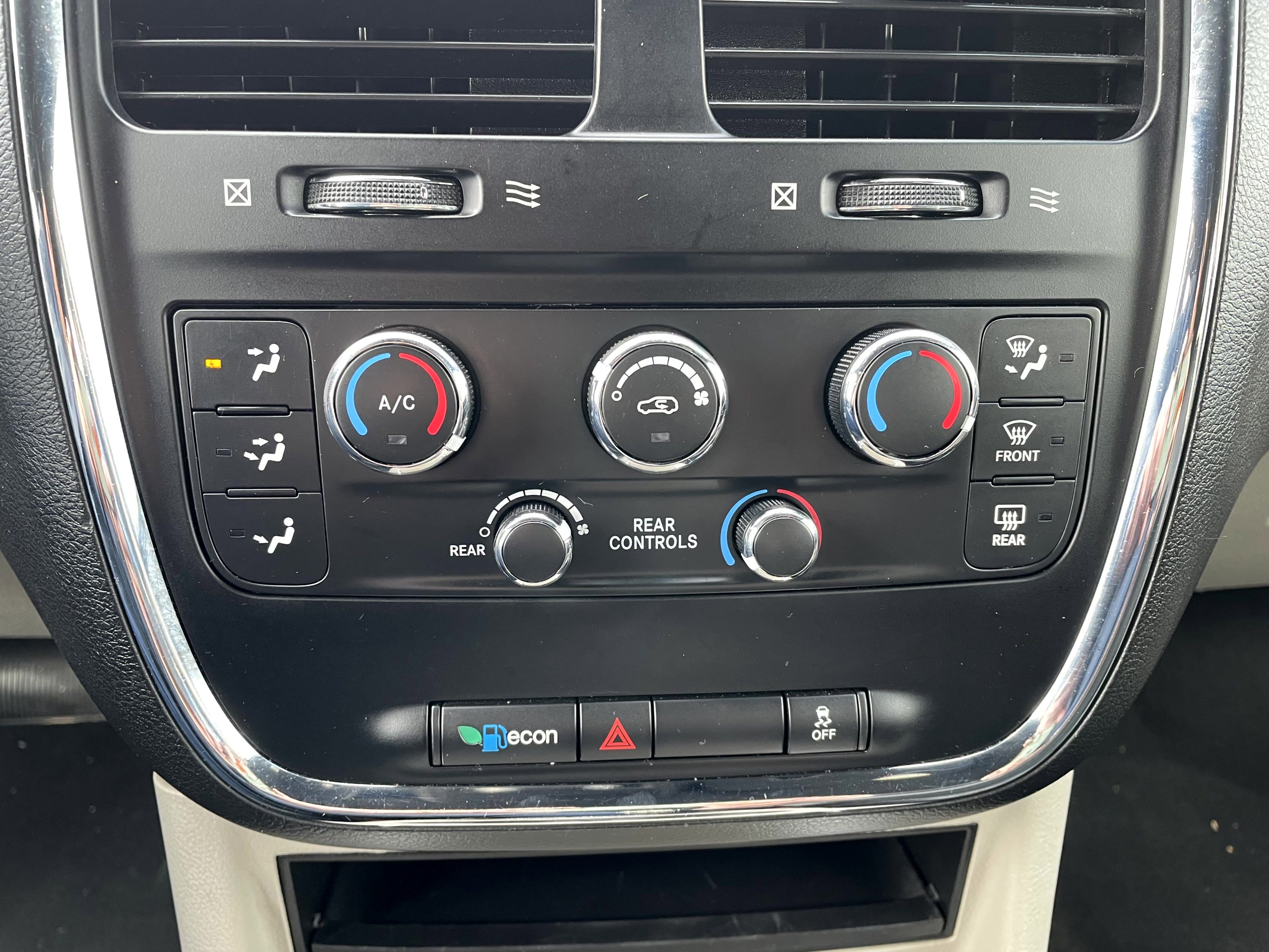 Used 2018 Dodge Grand Caravan SXT image 19