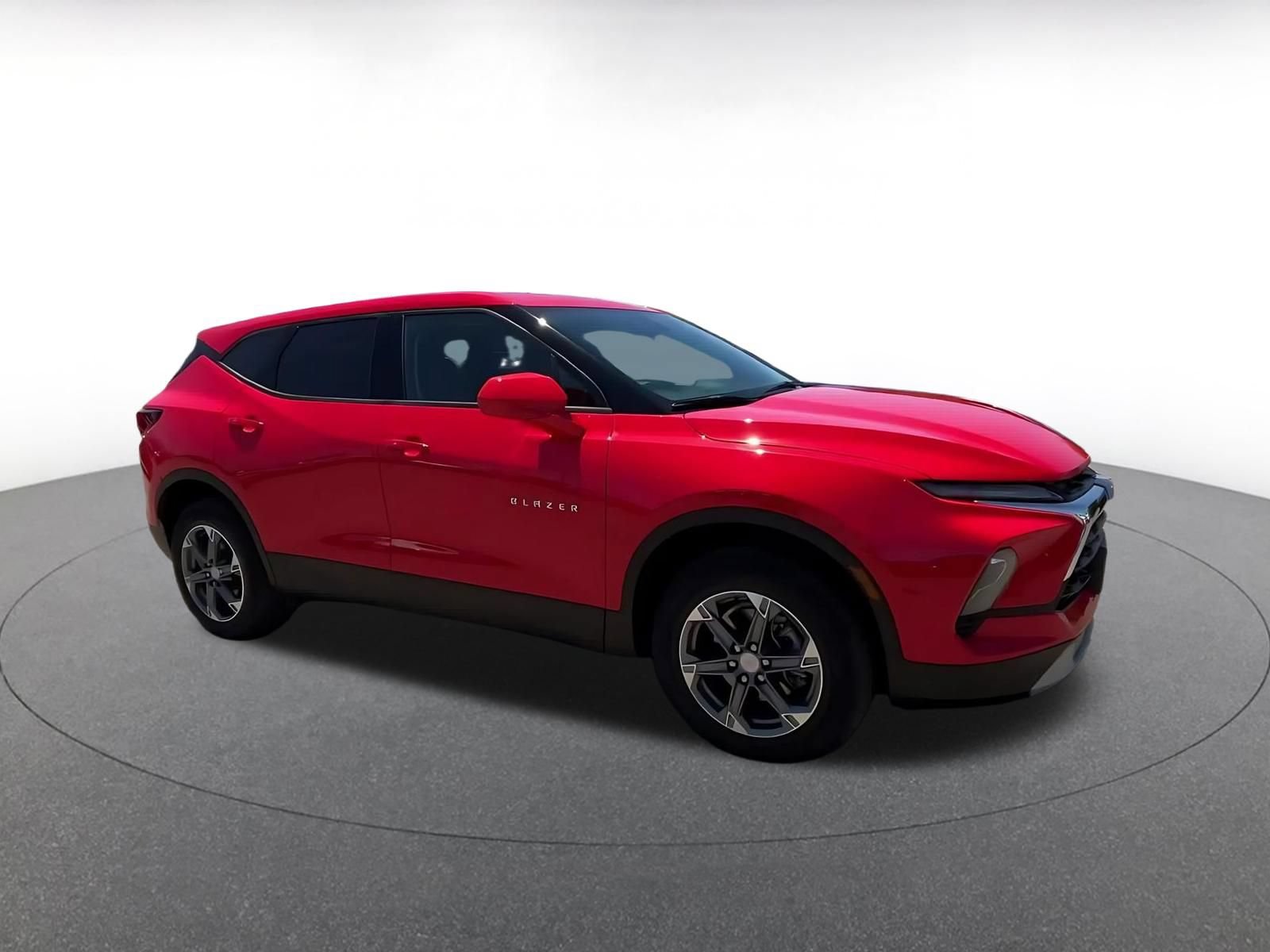 Used 2025 Chevrolet Blazer LT FWD image 2