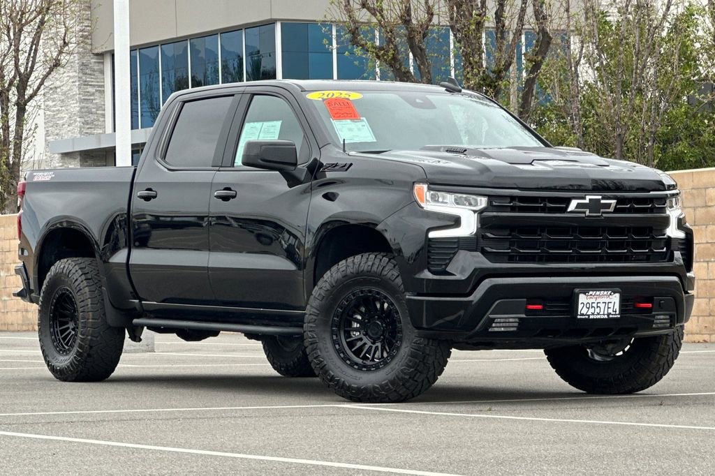 Used 2025 Chevrolet Silverado 1500 LT Trail Boss w/ LPO, Dark Essentials Package image 2