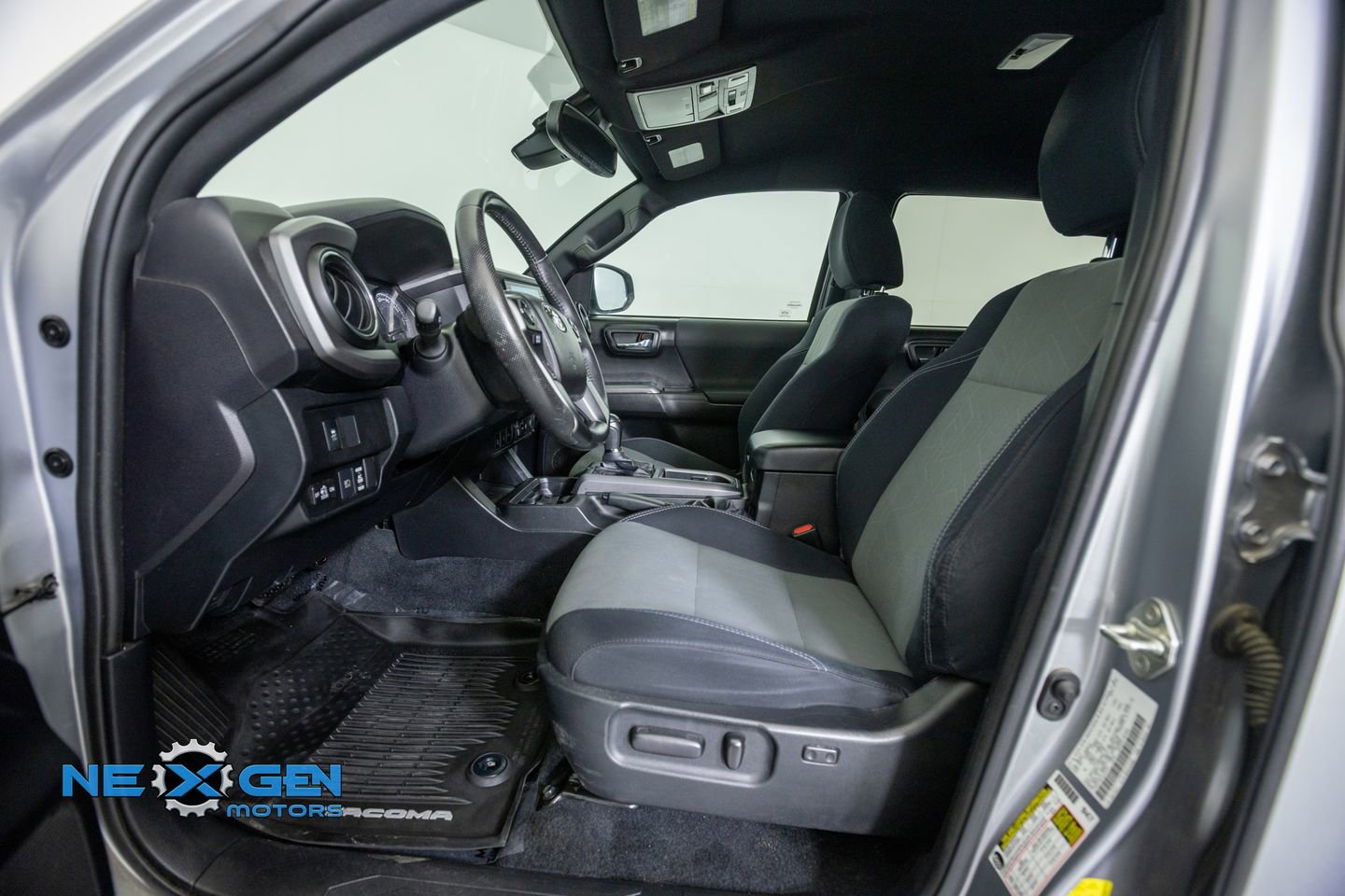 Used 2020 Toyota Tacoma TRD Off-Road w/ Technology Package RWD image 11