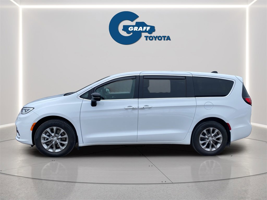 Used 2026 Chrysler Pacifica Select image 2