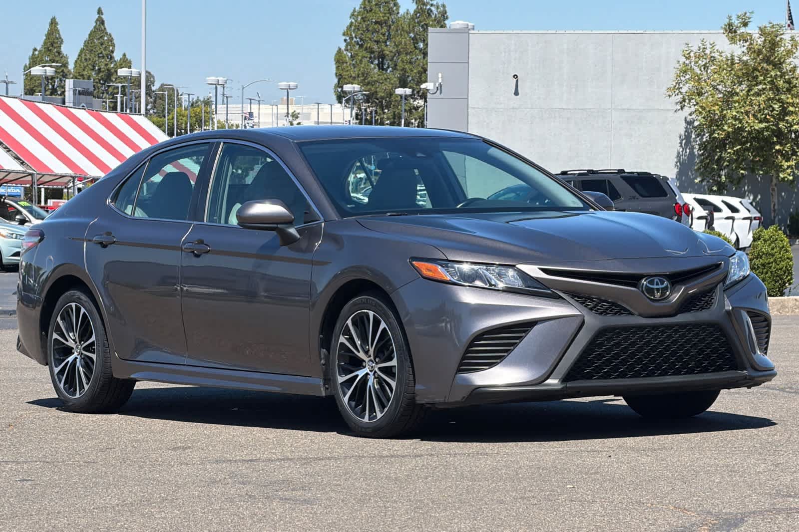 Used 2019 Toyota Camry SE FWD image 5