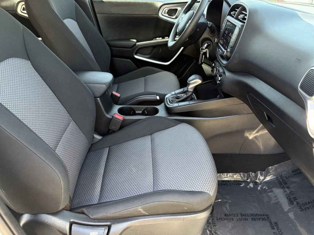 Used 2025 Kia Soul LX FWD image 16