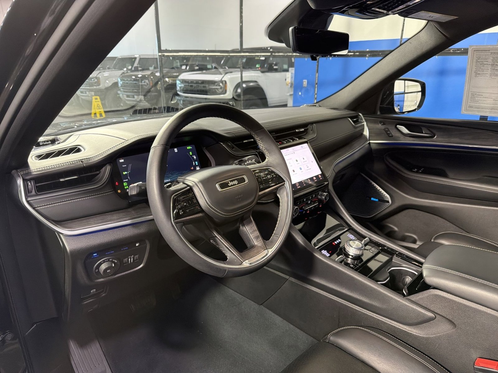 Used 2023 Jeep Grand Cherokee Overland w/ Luxury Tech Group IV AWD/4WD image 25