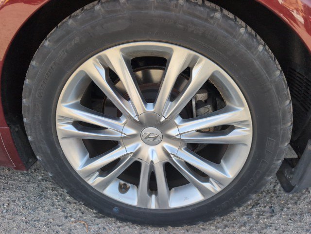 Used 2013 Hyundai Genesis 3.8 w/ Premium Pkg RWD image 4
