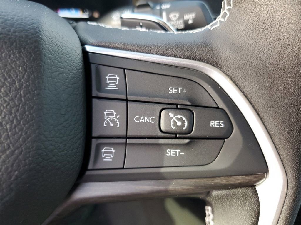 Used 2024 Jeep Grand Cherokee Limited w/ Black Appearance Package image 26