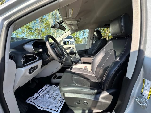 Used 2024 Chrysler Pacifica Touring-L FWD image 24