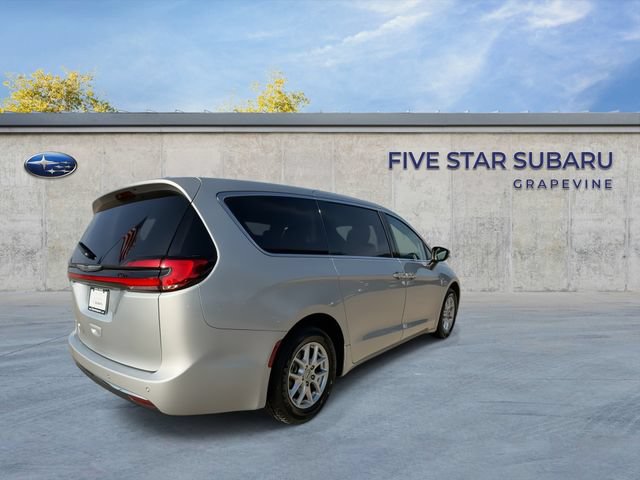 Used 2023 Chrysler Pacifica Touring-L FWD image 8