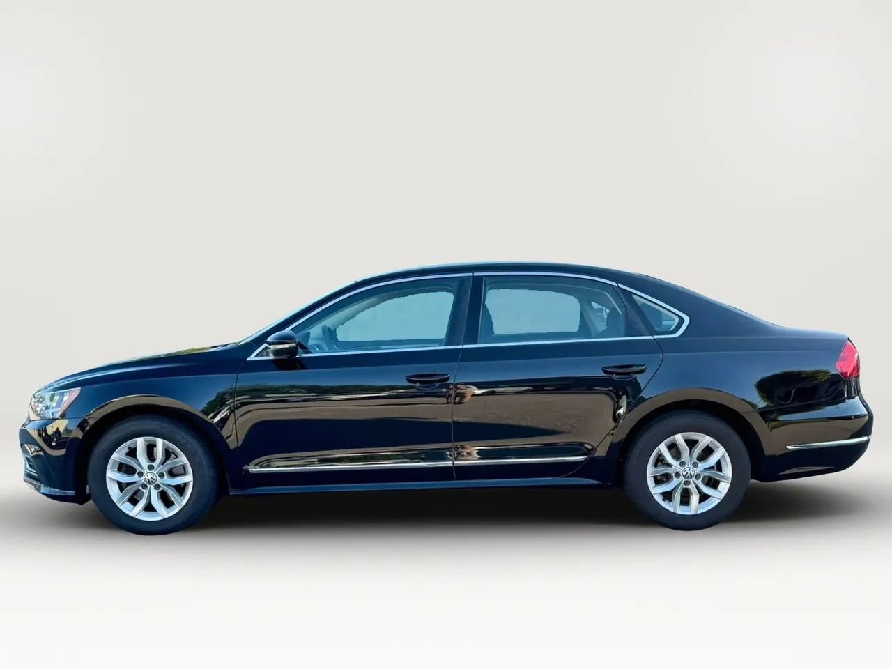 Used 2016 Volkswagen Passat 1.8T S FWD image 4