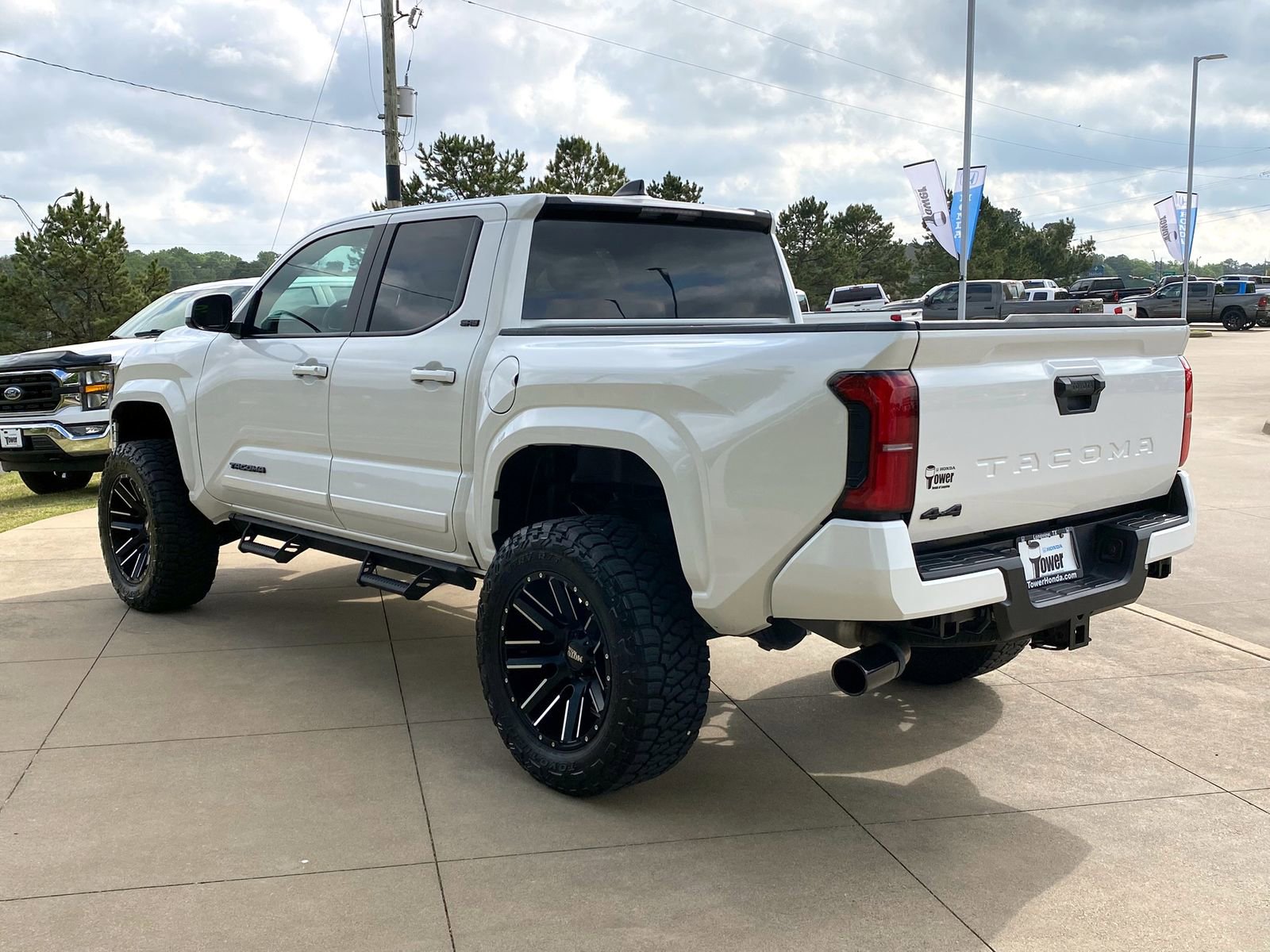 Used 2025 Toyota Tacoma SR5 image 4