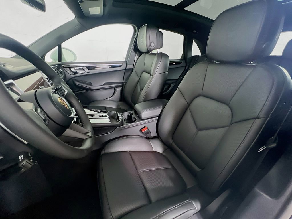 Certified 2026 Porsche Macan AWD/4WD image 5