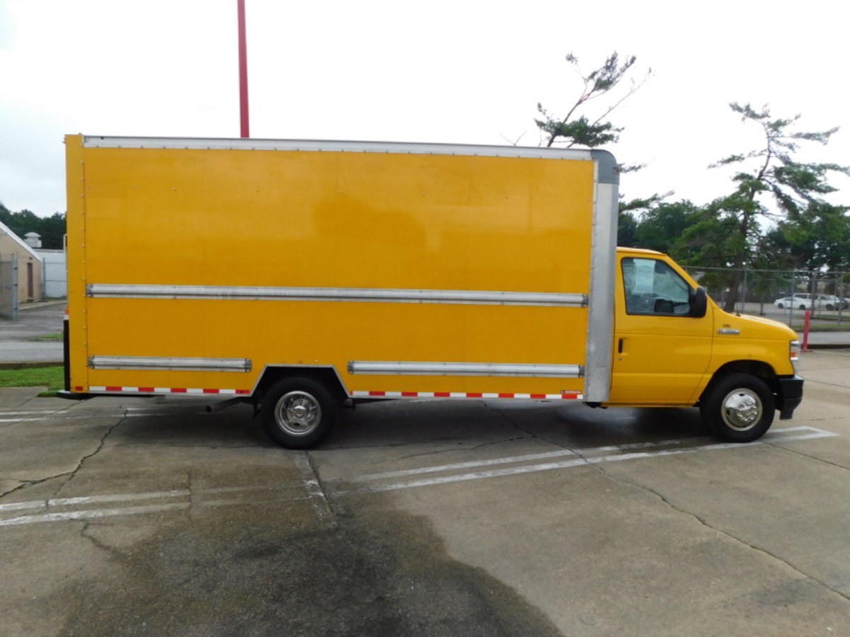 Used 2021 Ford E-350 and Econoline 350 Super Duty RWD image 2