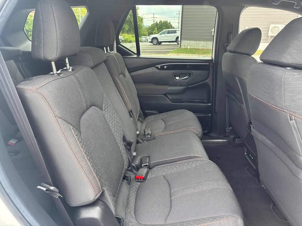 Used 2025 Honda Pilot Sport image 24