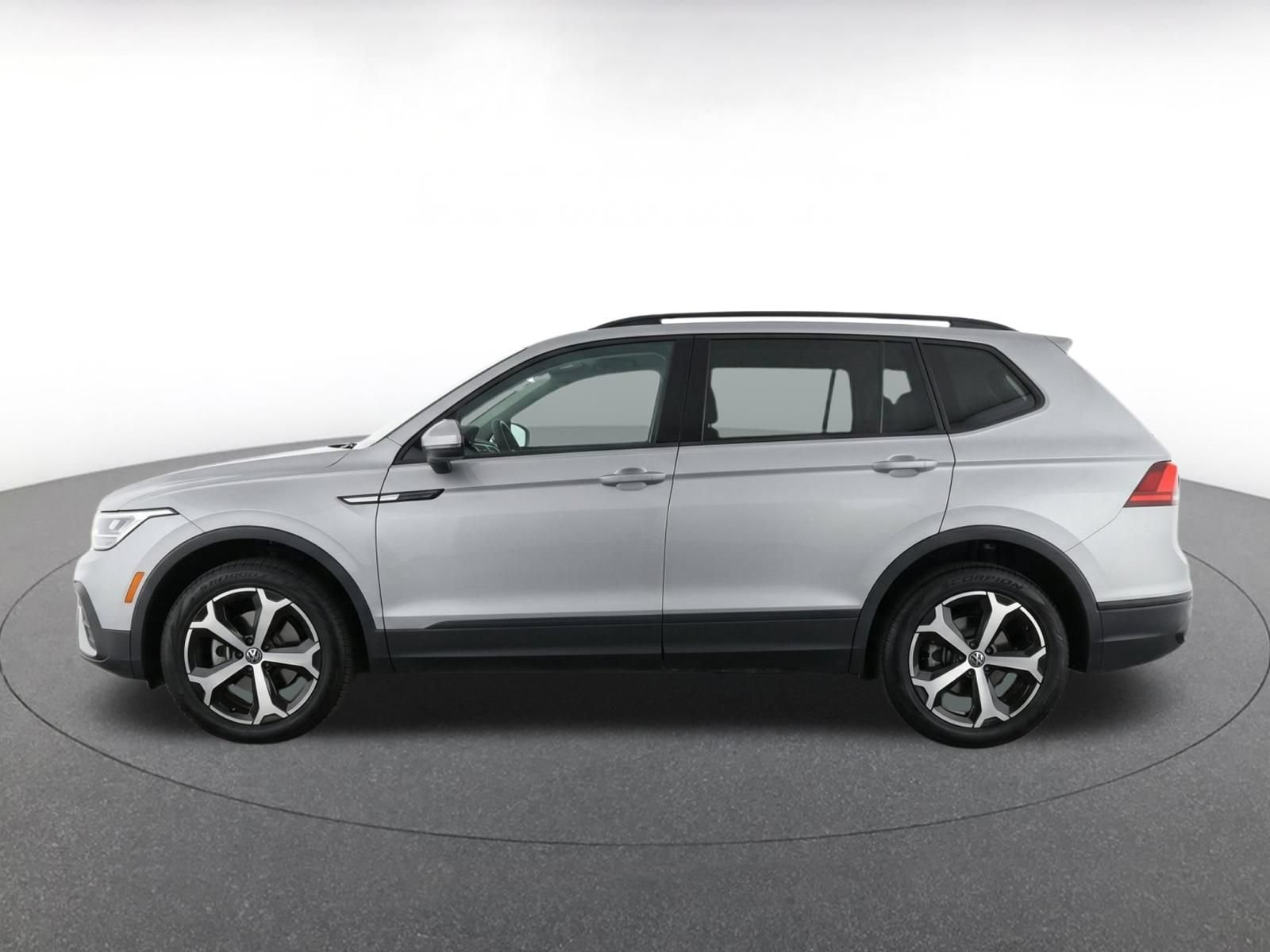 Used 2026 Volkswagen Tiguan SE AWD/4WD image 4