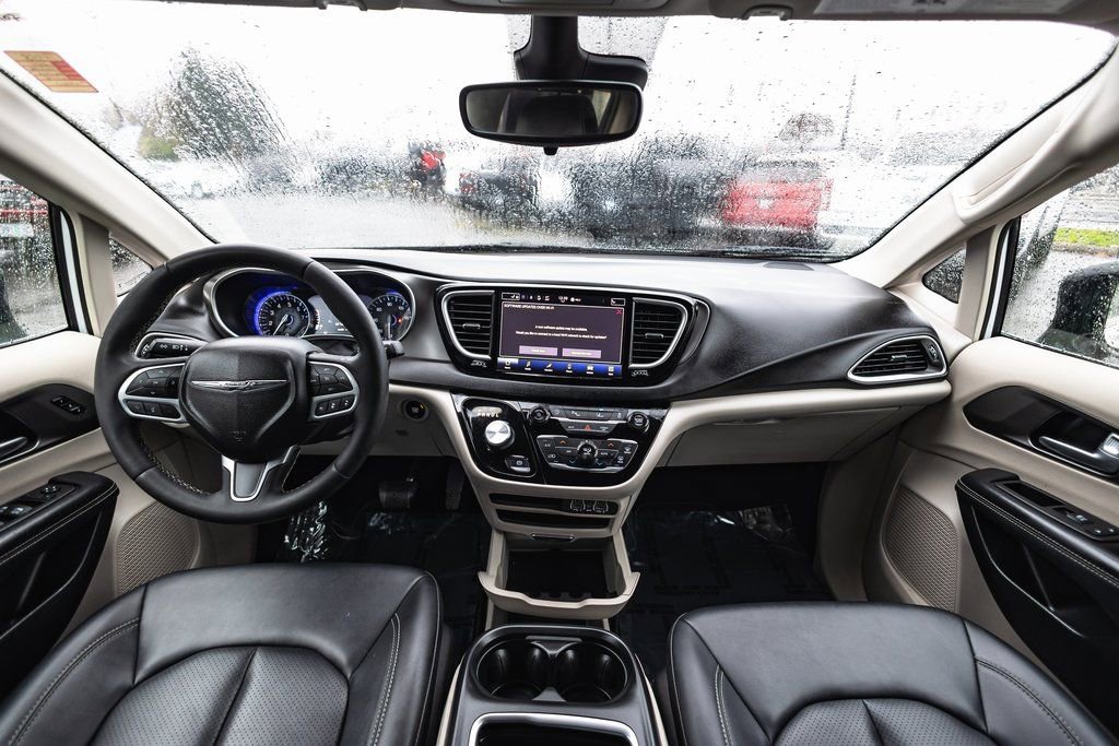 Used 2024 Chrysler Pacifica Touring-L image 27