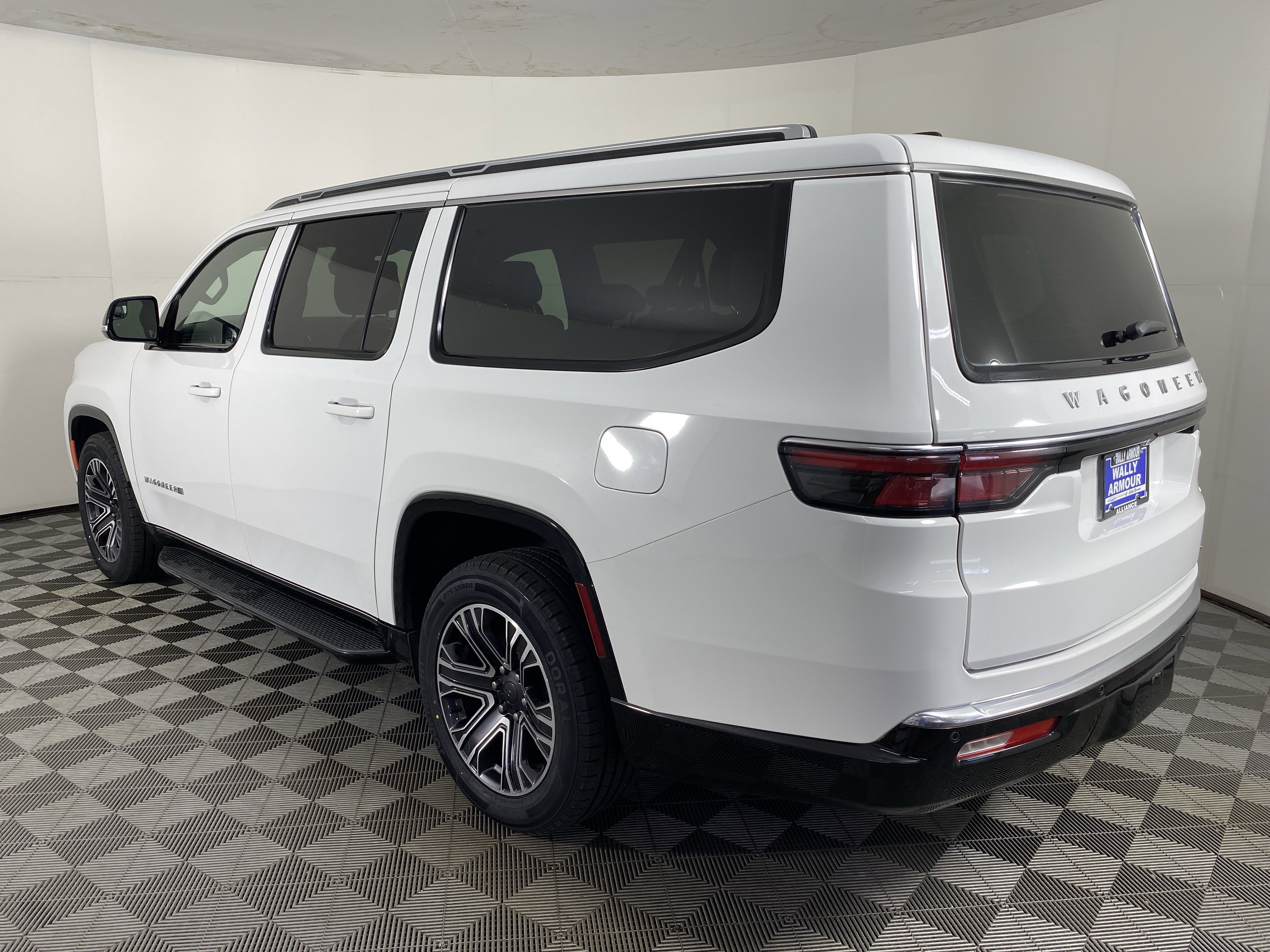 Used 2024 Jeep Wagoneer L Series II w/ Flexible Seating Group image 10