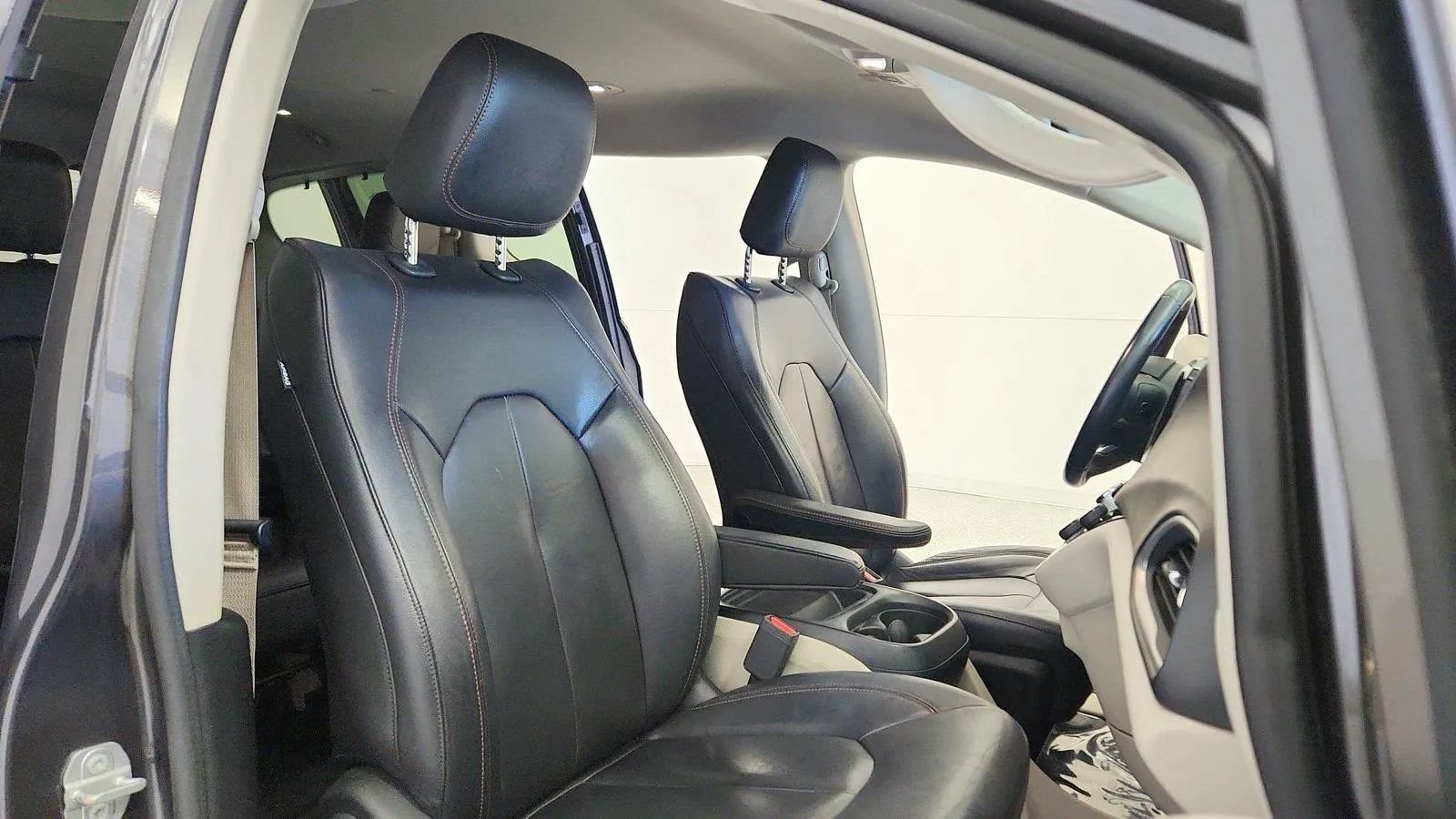 Used 2017 Chrysler Pacifica Touring-L FWD image 32