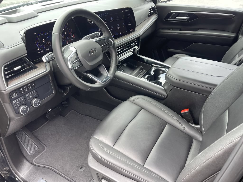 Used 2025 Chevrolet Suburban Z71 AWD/4WD image 5