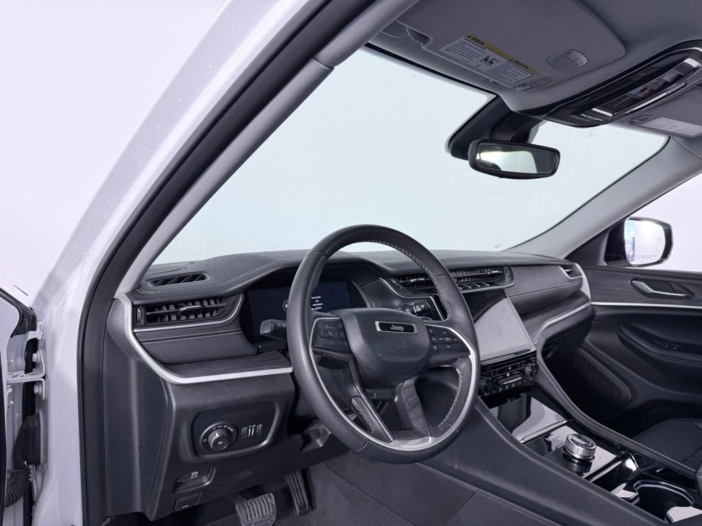 Used 2023 Jeep Grand Cherokee Limited w/ Black Appearance Package image 24