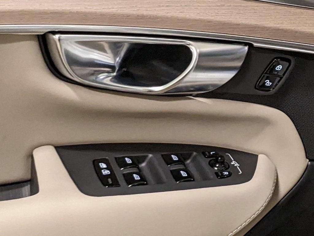 New 2026 Volvo XC90 B6 Plus w/ Protection Package Premier AWD/4WD image 12