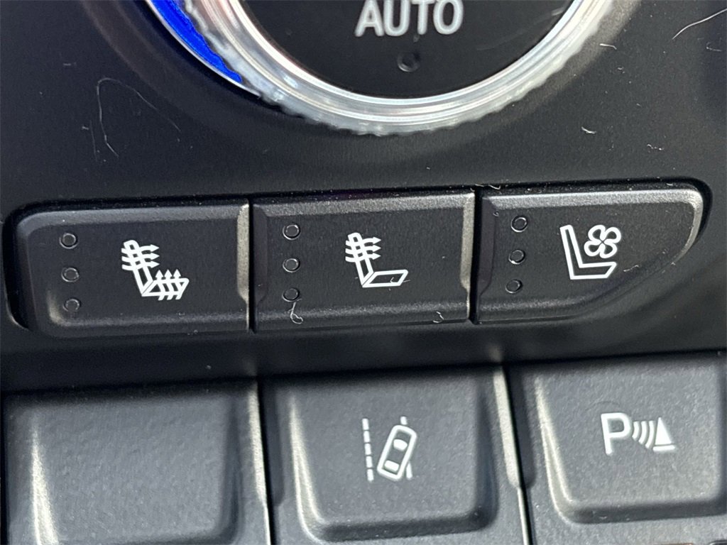 Used 2023 GMC Sierra 3500 Denali w/ Denali Ultimate Package image 25