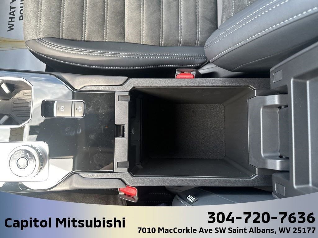 New 2025 Mitsubishi Outlander SE image 32