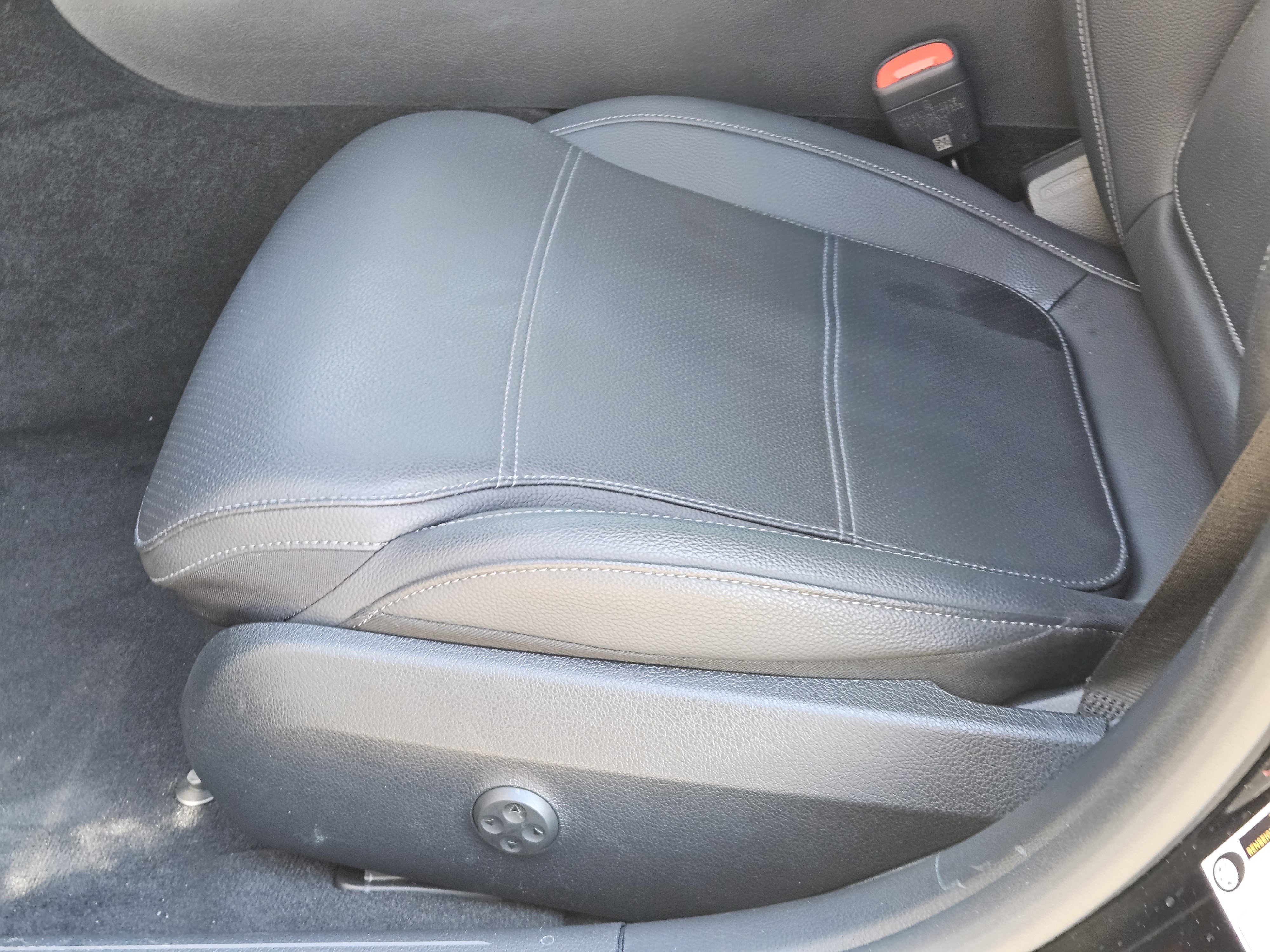 Used 2025 Mercedes-Benz C 300 Sedan image 23