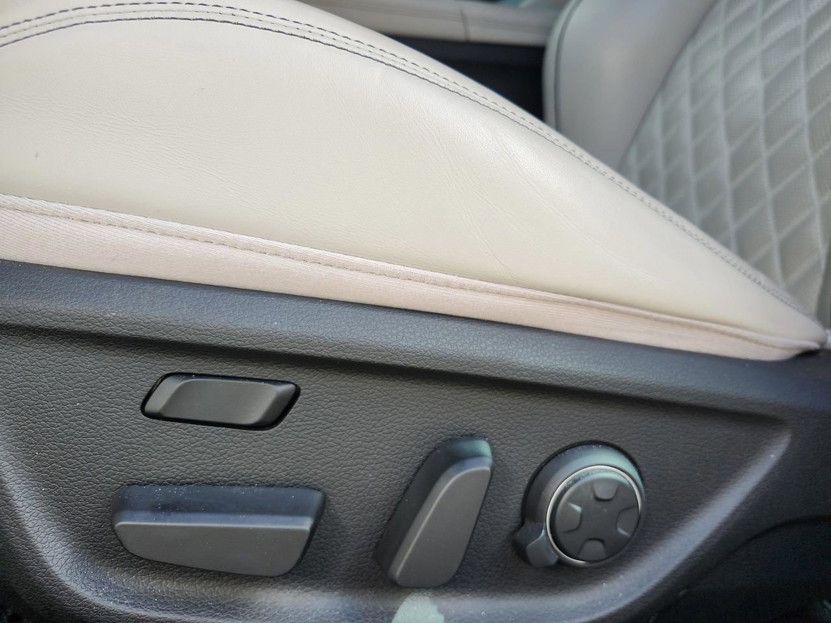 Used 2023 Genesis G70 3.3T w/ Sport Prestige Package image 14