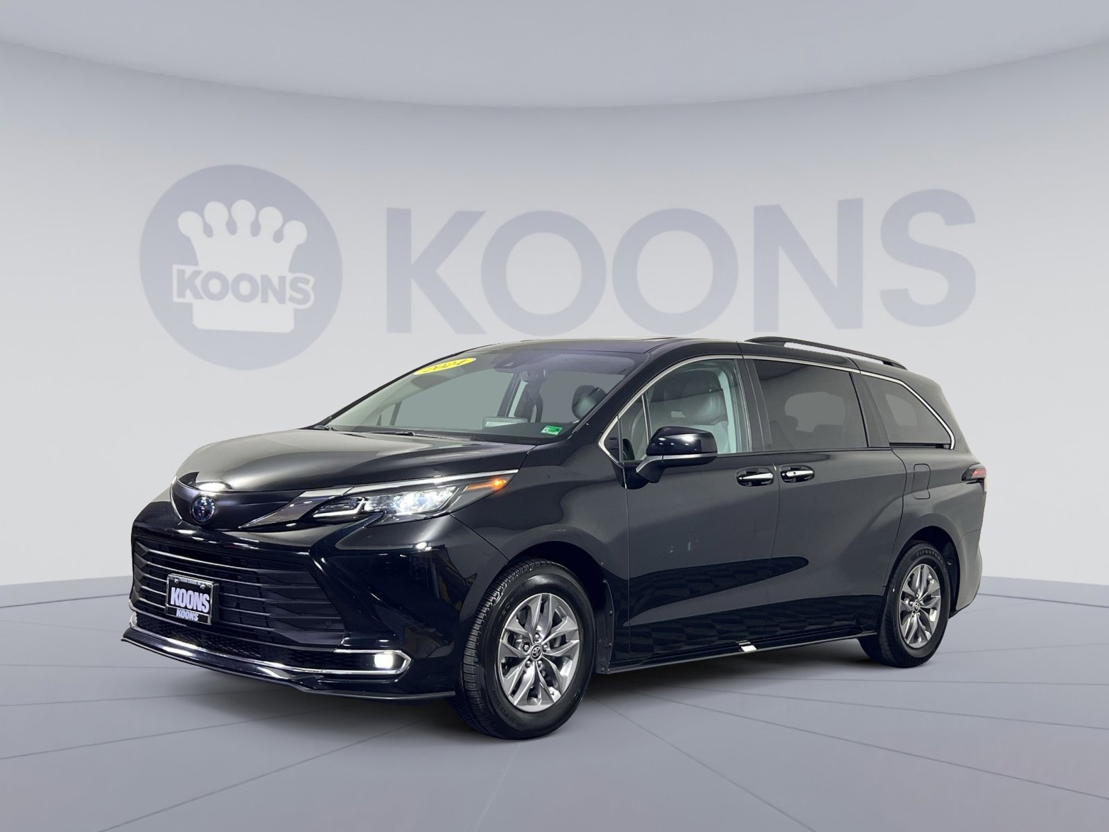 Used 2024 Toyota Sienna XLE image 1
