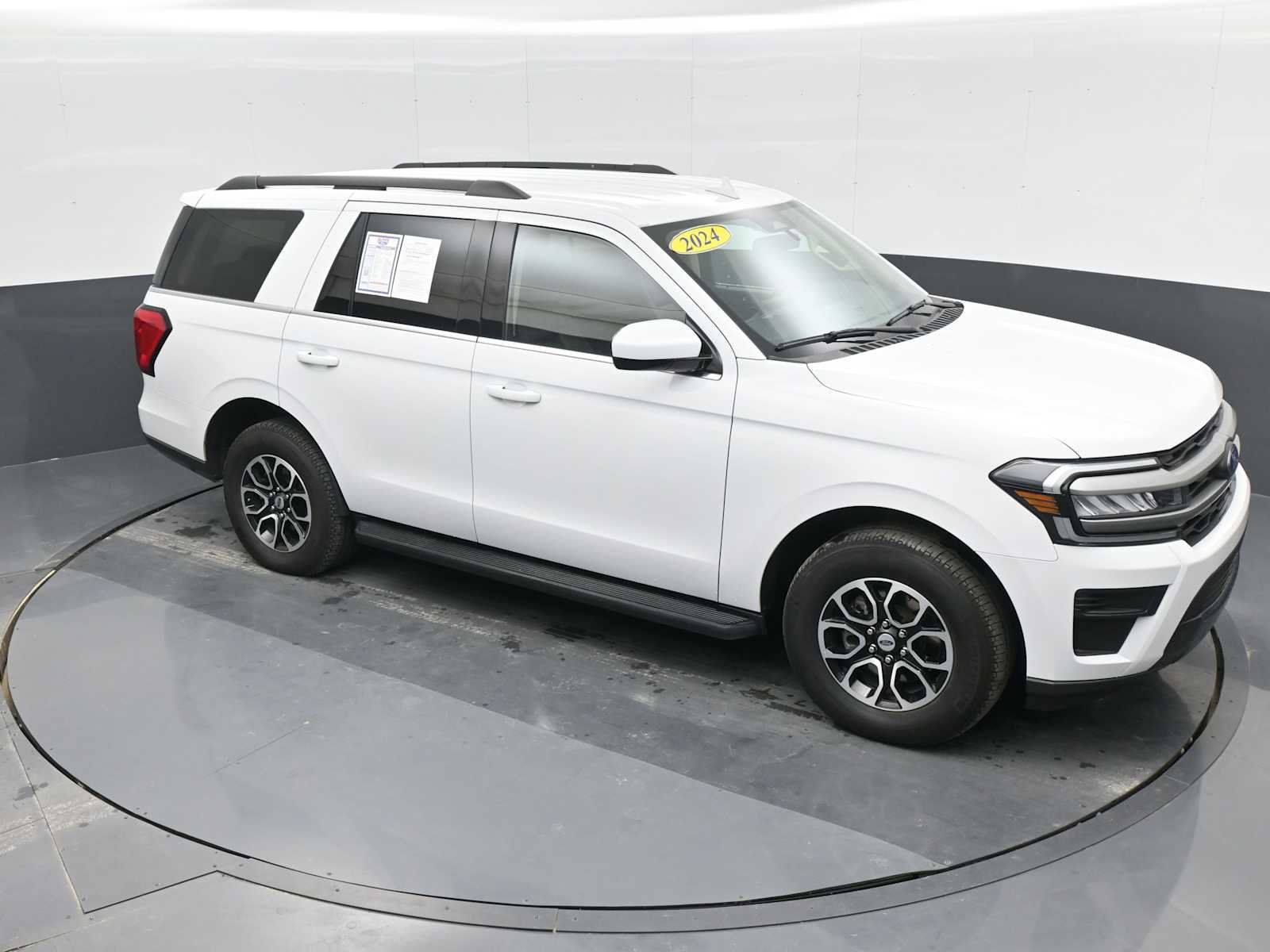 Used 2024 Ford Expedition XLT image 1