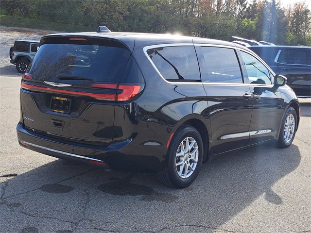Used 2024 Chrysler Pacifica Touring-L image 5