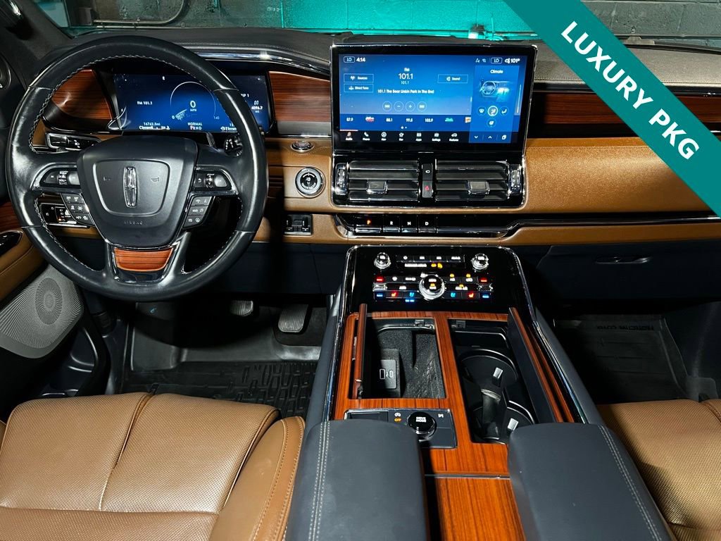 Used 2023 Lincoln Navigator Reserve image 2