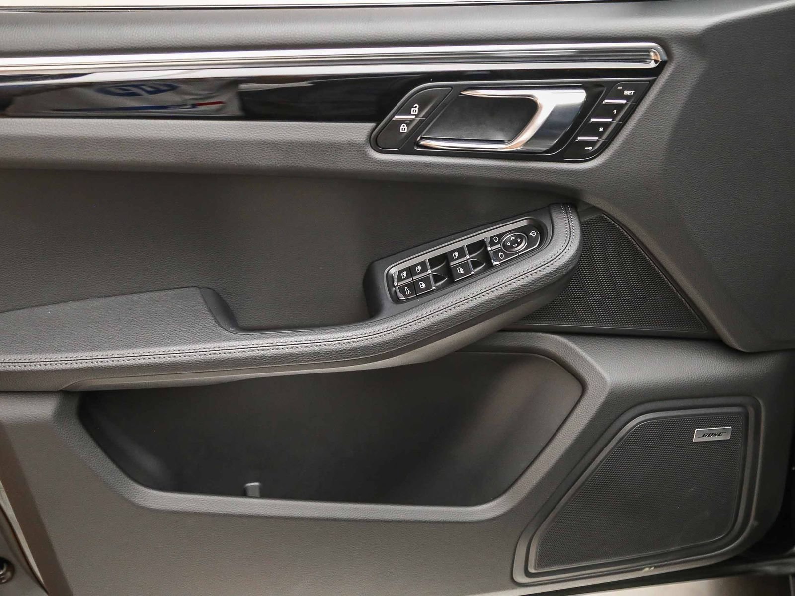 Certified 2025 Porsche Macan S AWD/4WD image 28