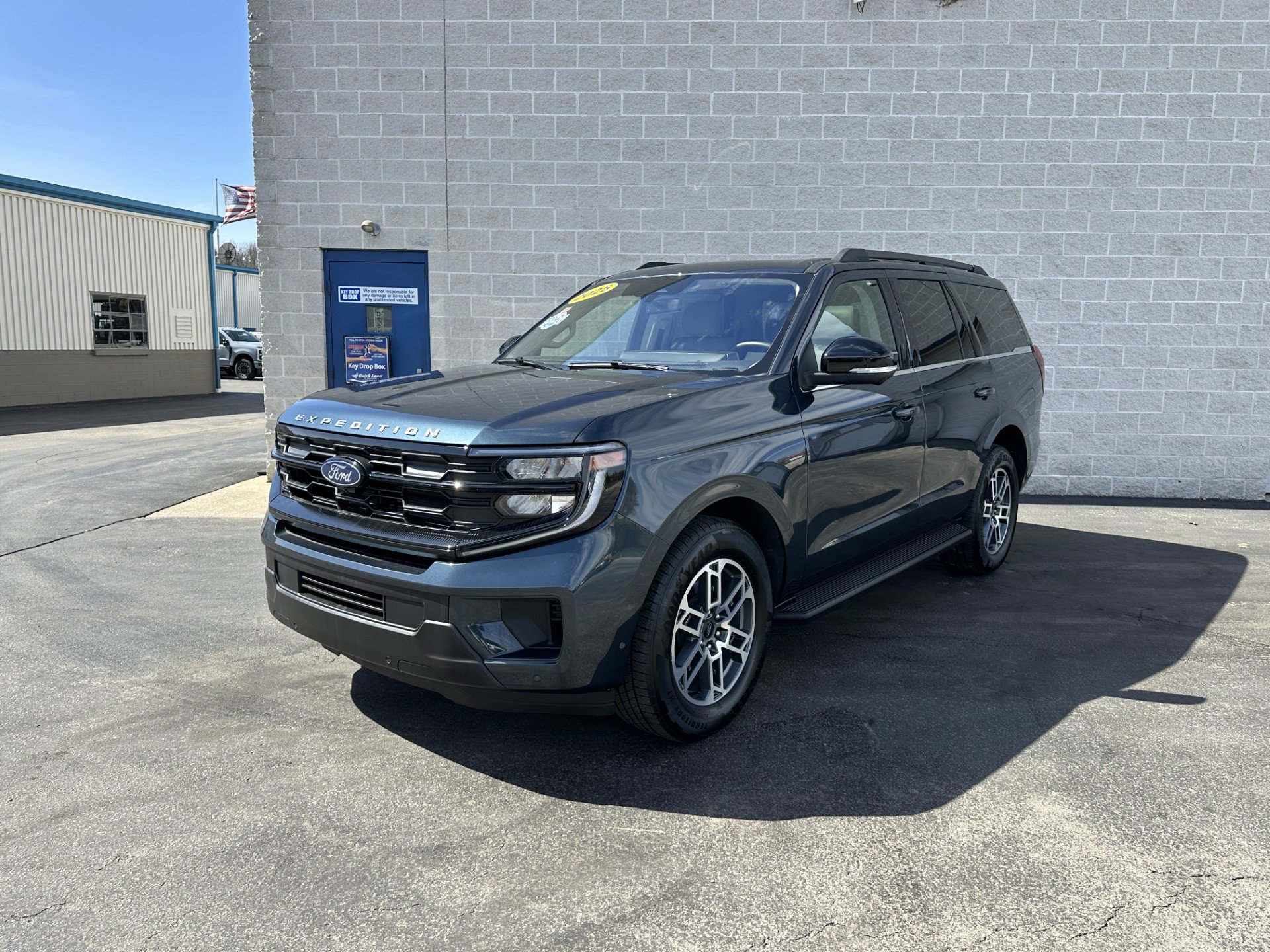 Used 2025 Ford Expedition Active RWD image 2