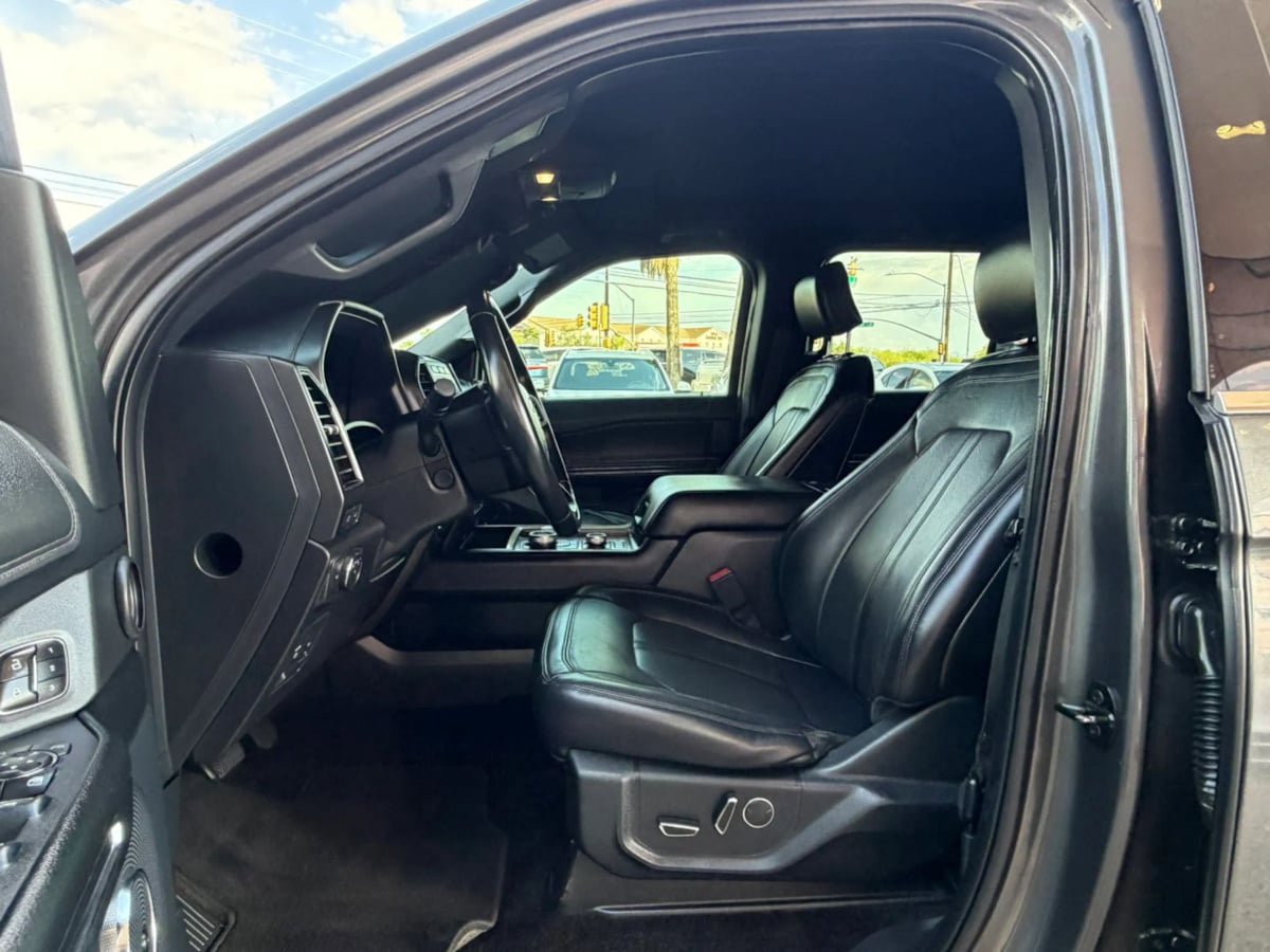 Used 2018 Ford Expedition Limited w/ Equipment Group 301A AWD/4WD image 44