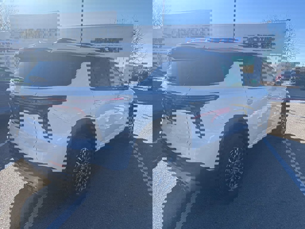 Certified 2025 Chevrolet Traverse LT image 3