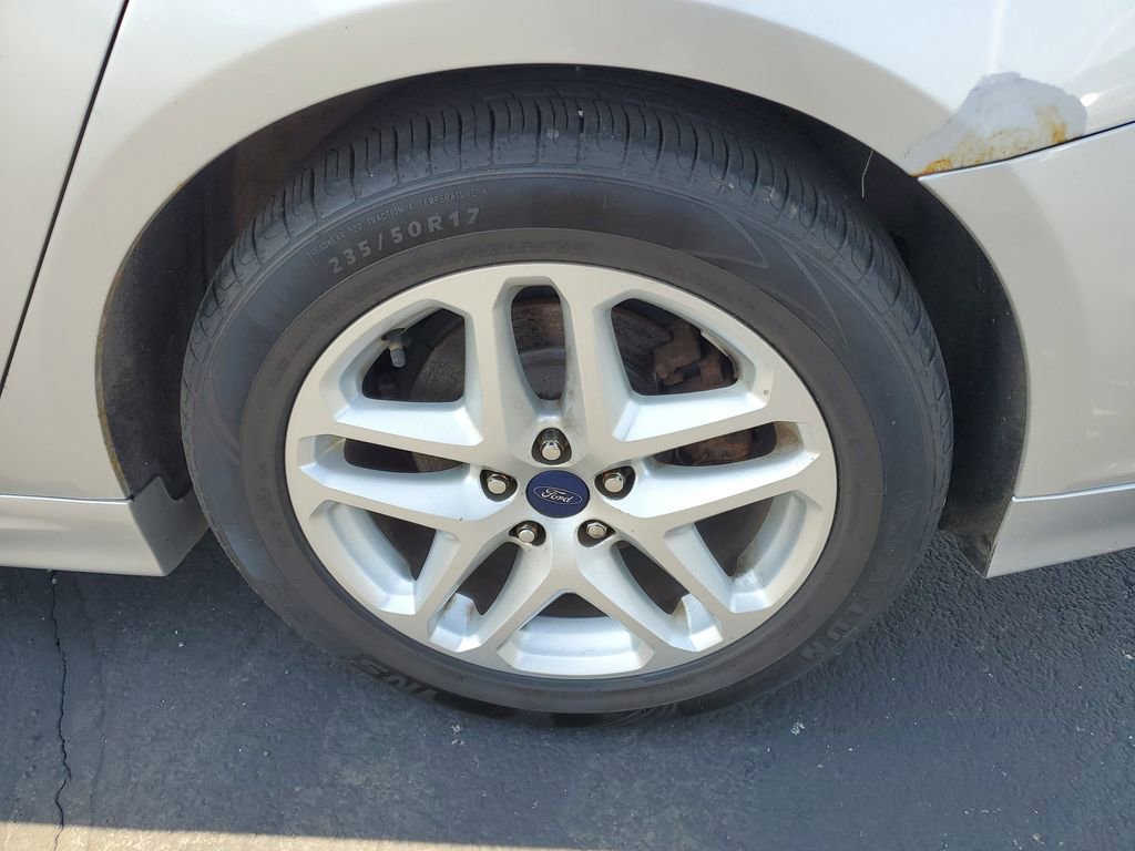 Used 2015 Ford Fusion SE FWD image 30