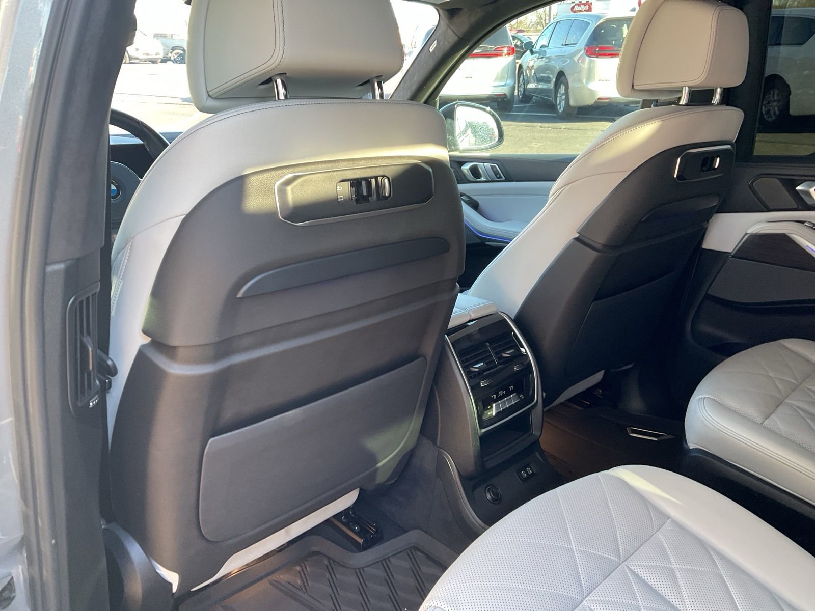 Used 2023 BMW X7 xDrive40i w/ Dynamic Handling Package image 24