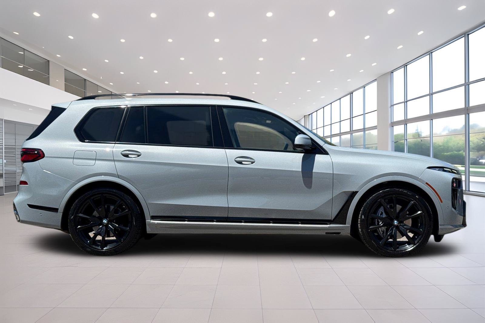 Used 2024 BMW X7 xDrive40i w/ M Sport Package AWD/4WD image 3