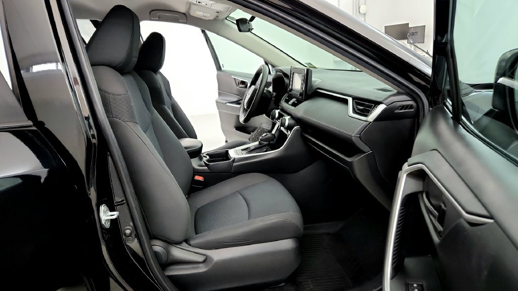 Certified 2021 Toyota RAV4 LE AWD/4WD image 17