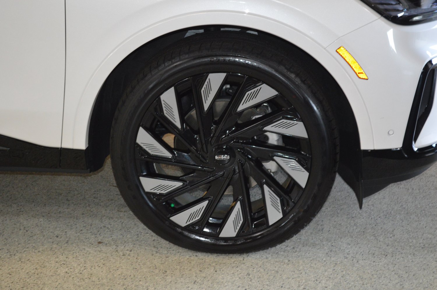 Used 2024 Lincoln Nautilus Reserve w/ Jet Appearance Package (87T) AWD/4WD image 9