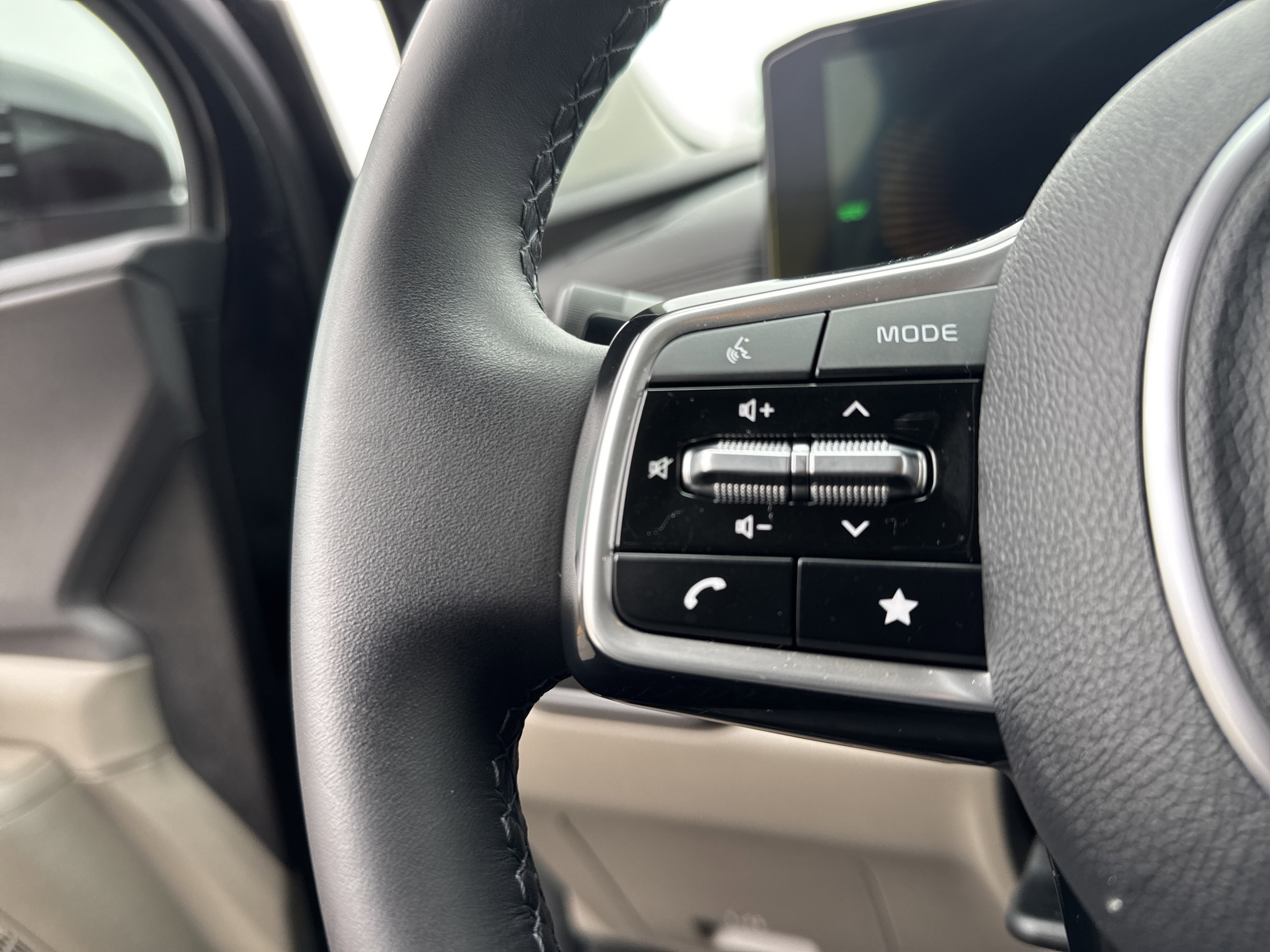 Used 2025 Kia Carnival EX image 19