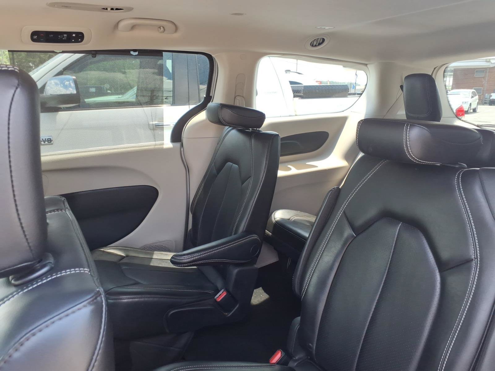 Used 2023 Chrysler Pacifica Touring-L FWD image 8